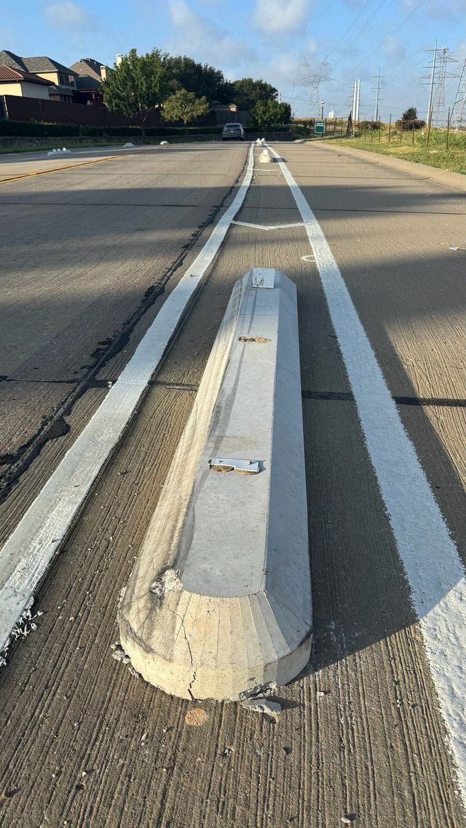 Route photo 40: North Concrete Barrier 25, Concrete Damage