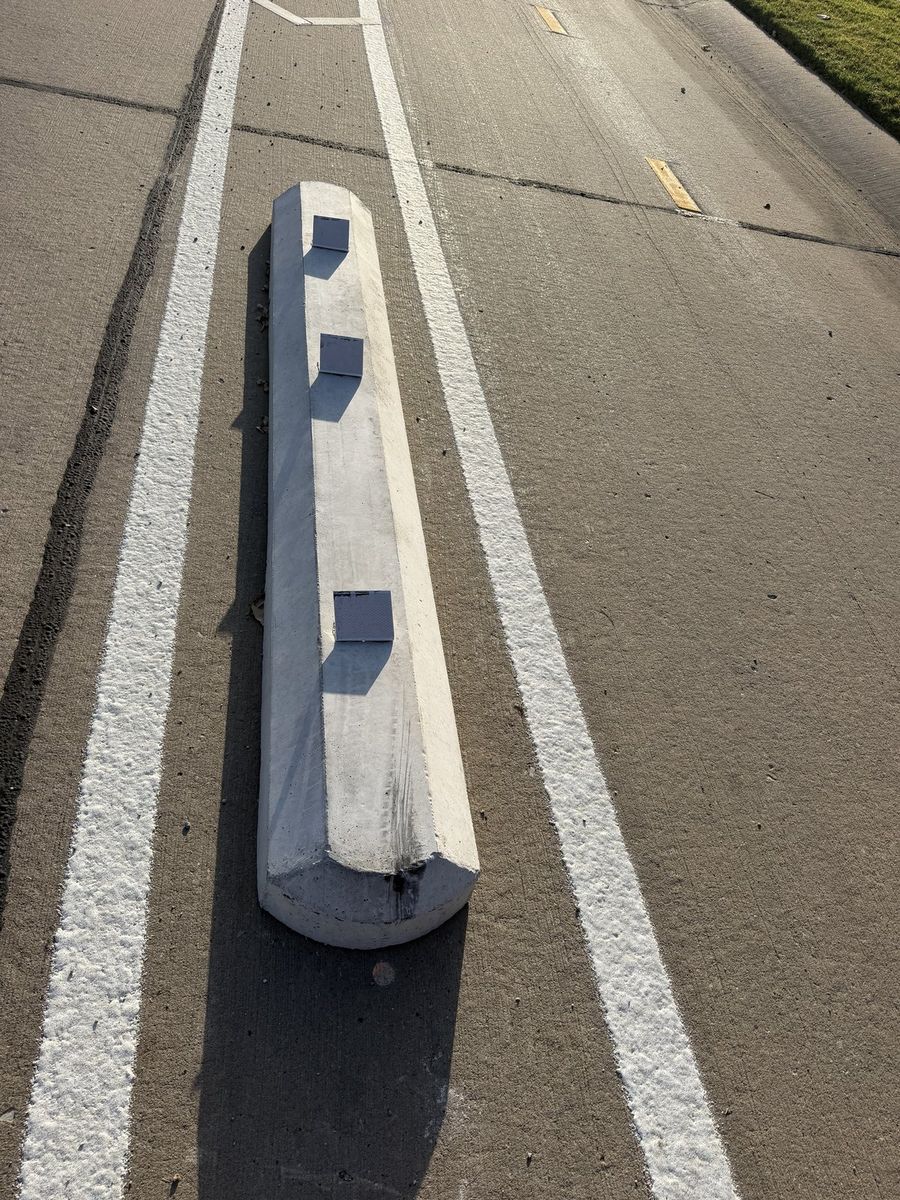 Route photo 72: South Concrete Barrier 32, Reflector Damage