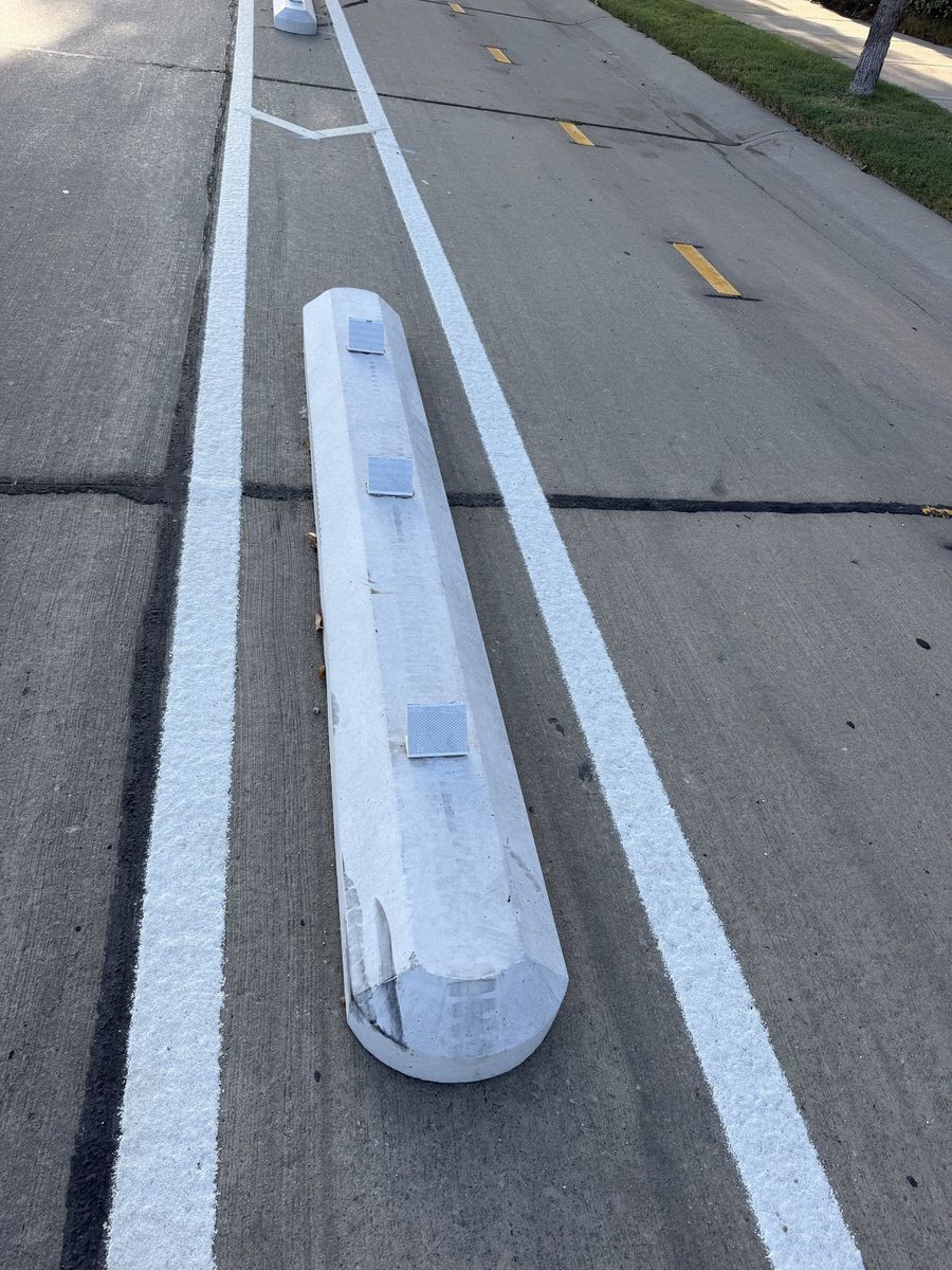 Route photo 117: South Concrete Barrier 74, Reflector Damage