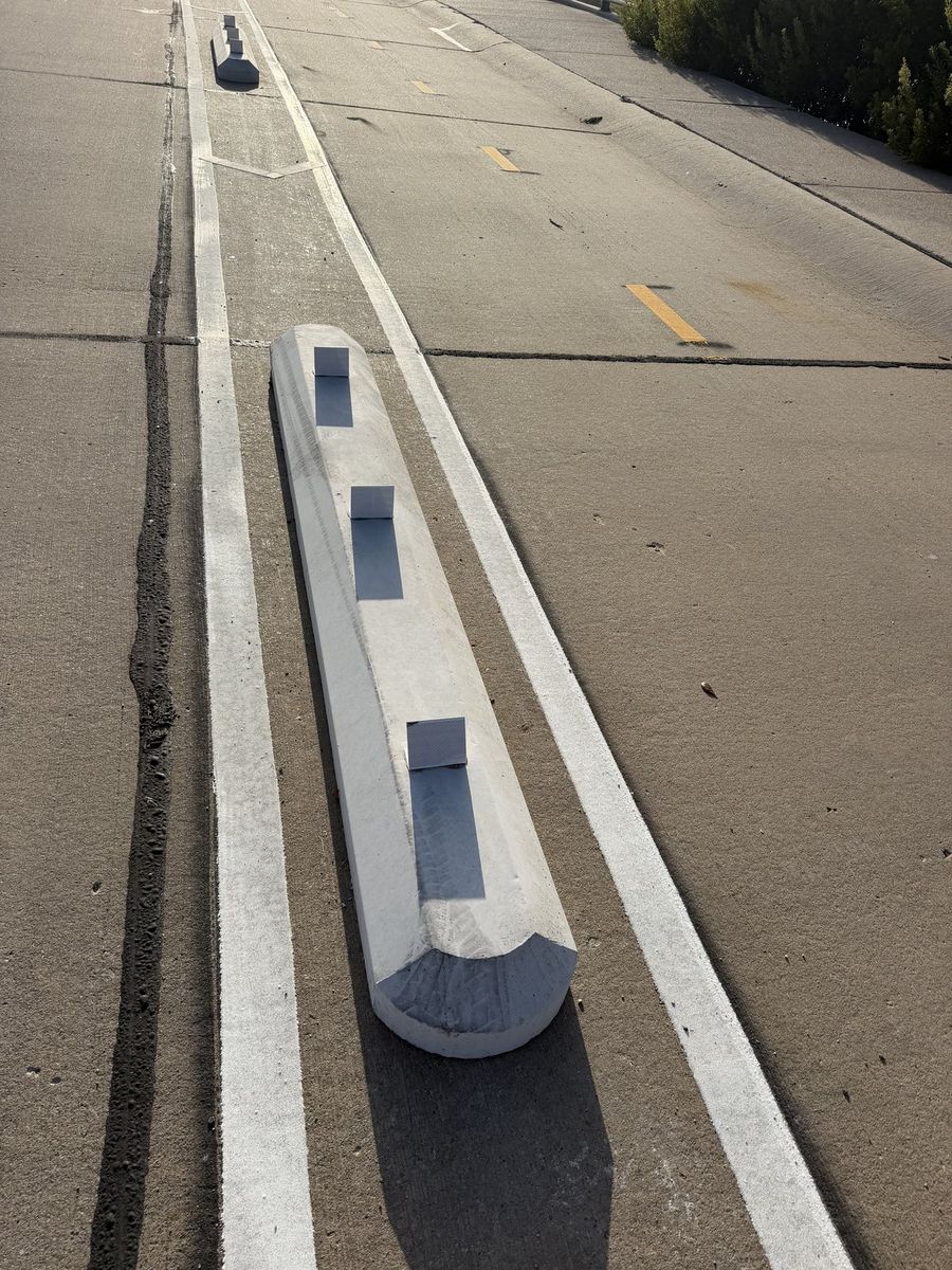Route photo 127: South Concrete Barrier 84, Reflector Damage