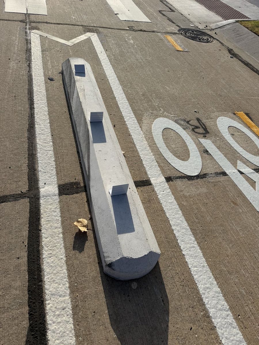 Route photo 138: South Concrete Barrier 94, Reflector Damage