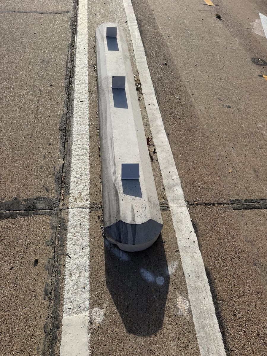 Route photo 140: South Concrete Barrier 95, Reflector Damage