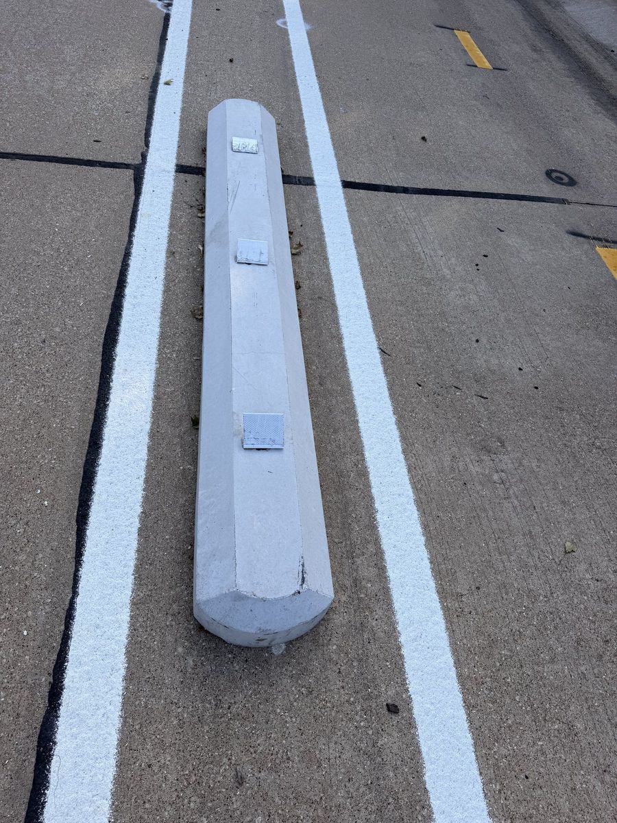 Route photo 162: South Concrete Barrier 114, Reflector Damage