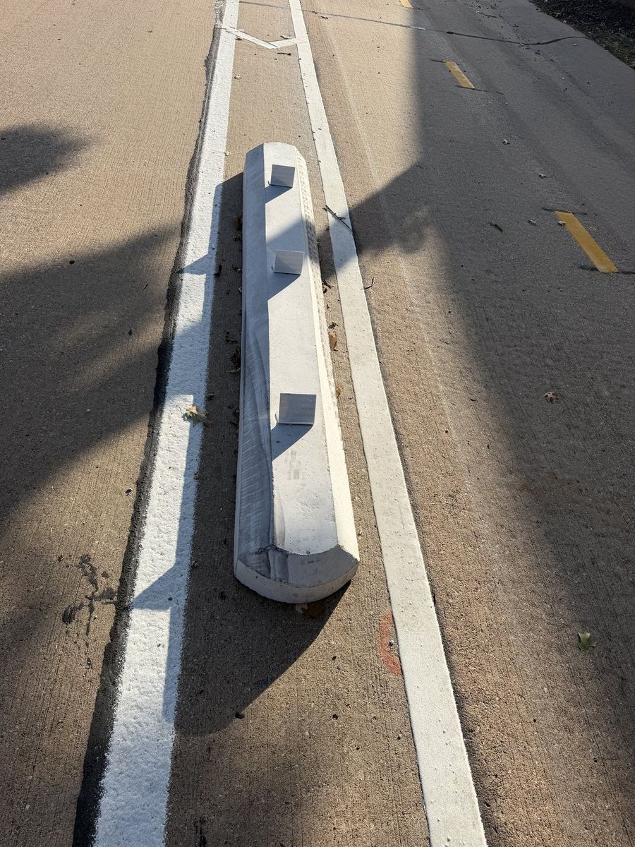 Route photo 165: South Concrete Barrier 117, Tire Marks