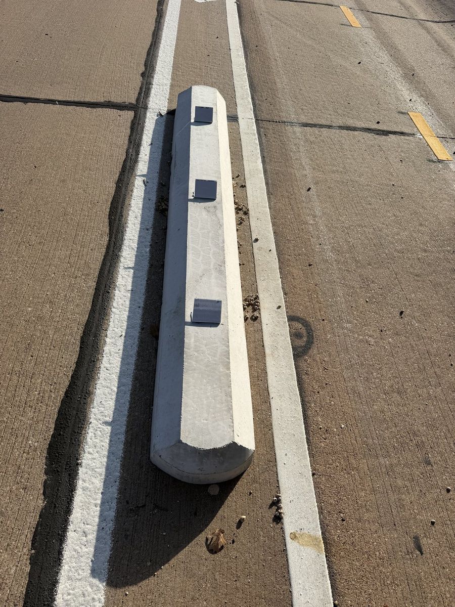 Route photo 166: South Concrete Barrier 118, Reflector Damage