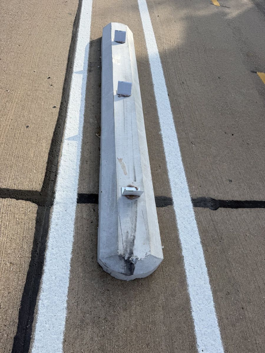Route photo 168: South Concrete Barrier 120, Reflector Damage